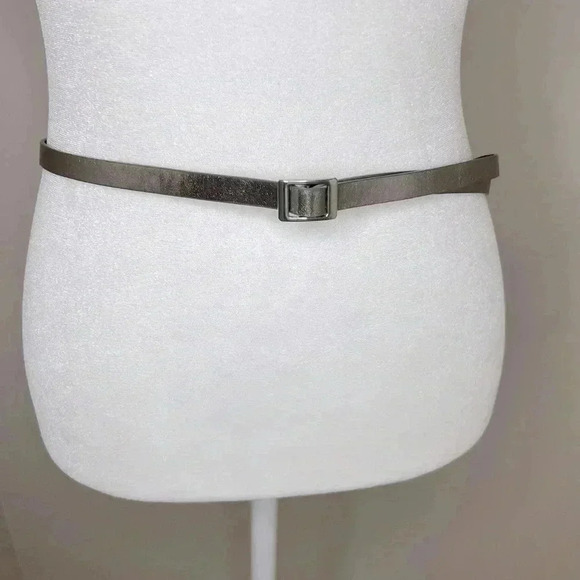 🩷 NWOT Skinny Silver Faux-Leather Belt Size 22W - Picture 1 of 1